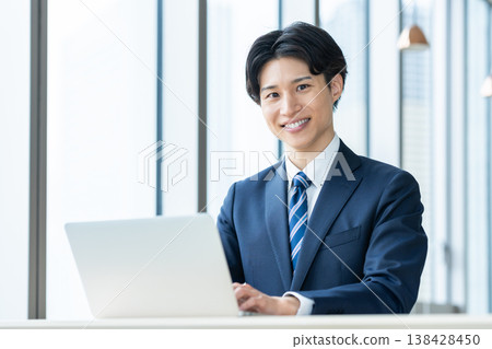 在辦公室工作的年輕商人。照片由東京電子專門學校電波學園提供。 在辦公室工作的年輕商人。照片由東京電子專門學校電波學園提供。 138428450