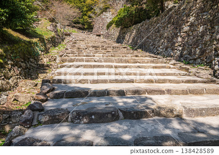 滋賀郡近江八幡市安土城主入口的石階 滋賀郡近江八幡市安土城主入口的石階 138428589