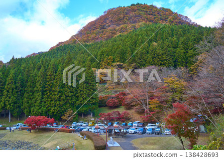 Autumn scenery around Sakamoto Dam parking lot in Annaka City, Gunma Prefecture, and the autumn foliage. 138428693
