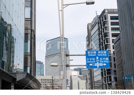 有路標的城市景觀 有路標的城市景觀 138429426