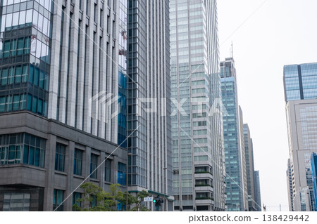 從建築物的山谷看到的天空 從建築物的山谷看到的天空 138429442