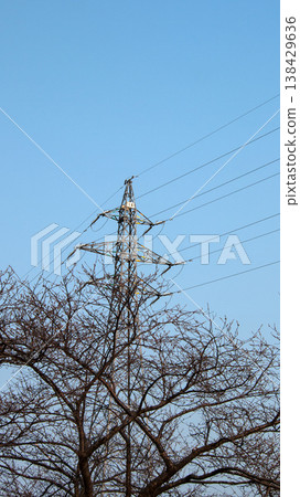 冬季的電力線和輸電塔 冬季的電力線和輸電塔 138429636