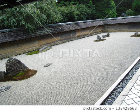The stone garden (dry landscape garden) and white sand Zen scenery of Ryoan-ji Temple in Kyoto 138429668