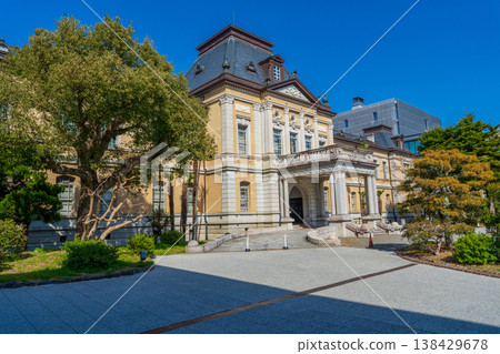 京都府京都市:重要文化財產-原京都府政府大樓,在藍天的襯托下熠熠生輝 京都府京都市:重要文化財產-原京都府政府大樓,在藍天的襯托下熠熠生輝 138429678