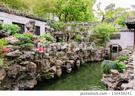 上海豫園:傳統園林建築與美麗池塘景色 上海豫園:傳統園林建築與美麗池塘景色 138430241