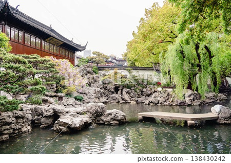 上海豫園:傳統園林建築與美麗池塘景色 上海豫園:傳統園林建築與美麗池塘景色 138430242