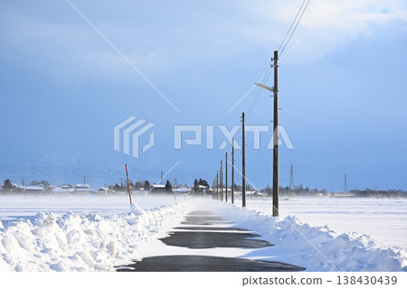 越後平原（新潟縣新潟市）積雪覆蓋的道路和電線桿 138430439