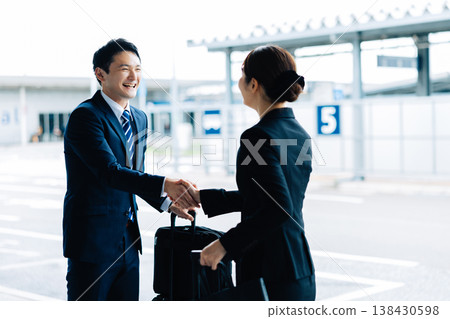 一男一女握手,以示商務問候。 (照片由關西國際機場(KIX)提供) 一男一女握手,以示商務問候。 (照片由關西國際機場(KIX)提供) 138430598