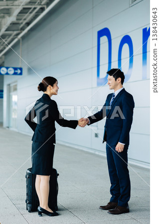 一男一女握手,以示商務問候。 (照片由關西國際機場(KIX)提供) 一男一女握手,以示商務問候。 (照片由關西國際機場(KIX)提供) 138430643