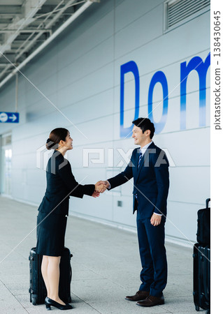 一男一女握手,以示商務問候。 (照片由關西國際機場(KIX)提供) 一男一女握手,以示商務問候。 (照片由關西國際機場(KIX)提供) 138430645