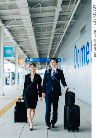 一男一女身著西裝抵達機場。 （照片由關西國際機場（KIX）提供） 138430724