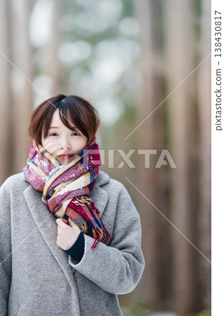 一位扮演圍巾的年輕女士 一位扮演圍巾的年輕女士 138430817