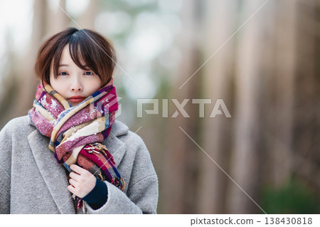 一位扮演圍巾的年輕女士 一位扮演圍巾的年輕女士 138430818