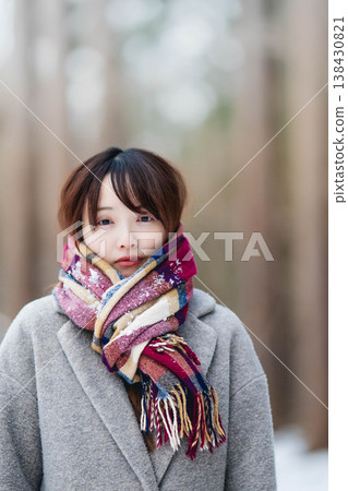 一位扮演圍巾的年輕女士 一位扮演圍巾的年輕女士 138430821