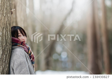 一位扮演圍巾的年輕女士 一位扮演圍巾的年輕女士 138430827