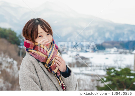 一位扮演圍巾的年輕女士 一位扮演圍巾的年輕女士 138430836