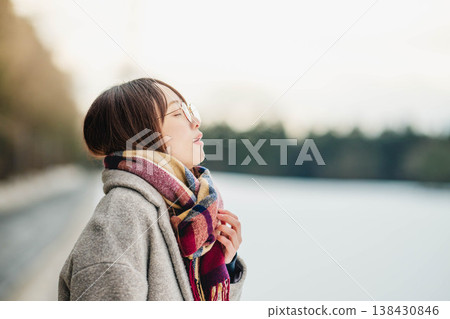 一位扮演圍巾的年輕女士 138430846