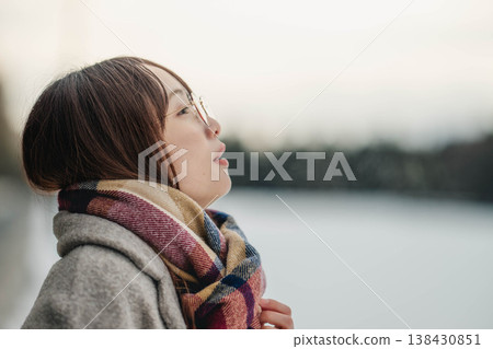 一位扮演圍巾的年輕女士 一位扮演圍巾的年輕女士 138430851