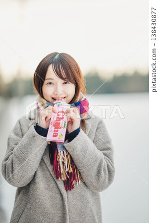 一位扮演圍巾的年輕女士 一位扮演圍巾的年輕女士 138430877