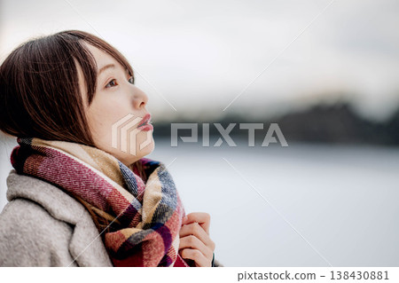 A young lady who played a muffler 138430881