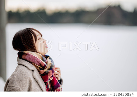 一位扮演圍巾的年輕女士 138430884