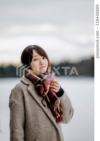一位扮演圍巾的年輕女士 138430889