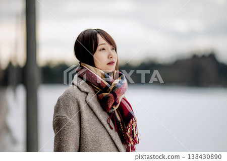 一位扮演圍巾的年輕女士 138430890