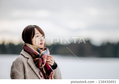 一位扮演圍巾的年輕女士 一位扮演圍巾的年輕女士 138430891