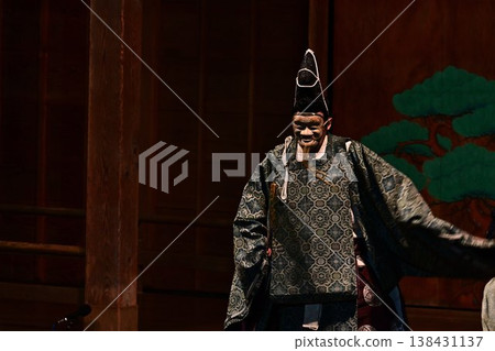 春日神社老人的奉獻儀式 春日神社老人的奉獻儀式 138431137