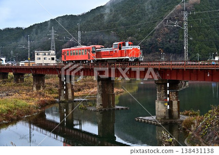 DE10 正在穿越一座紅色鐵橋 DE10 正在穿越一座紅色鐵橋 138431138