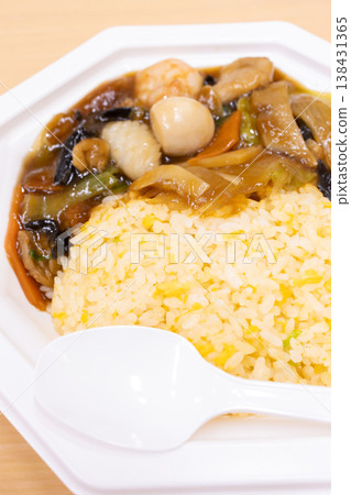 美味的炒飯配濃稠醬汁 138431365