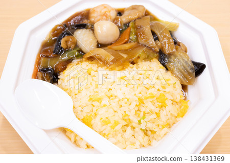 美味的炒飯配濃稠醬汁 美味的炒飯配濃稠醬汁 138431369