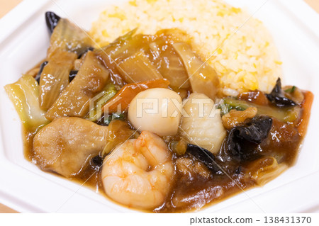 美味的炒飯配濃稠醬汁 美味的炒飯配濃稠醬汁 138431370