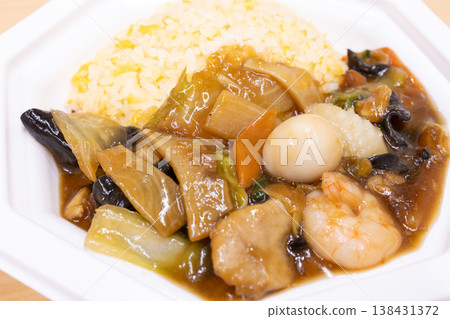 美味的炒飯配濃稠醬汁 138431372