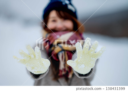 年輕女子在雪地裡玩耍 138431399