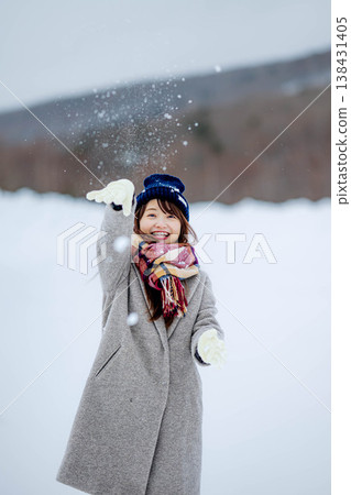 年輕女子在雪地裡玩耍 年輕女子在雪地裡玩耍 138431405