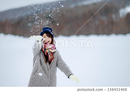 年輕女子在雪地裡玩耍 年輕女子在雪地裡玩耍 138431408