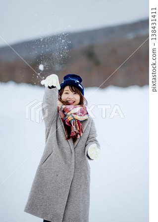 年輕女子在雪地裡玩耍 138431411