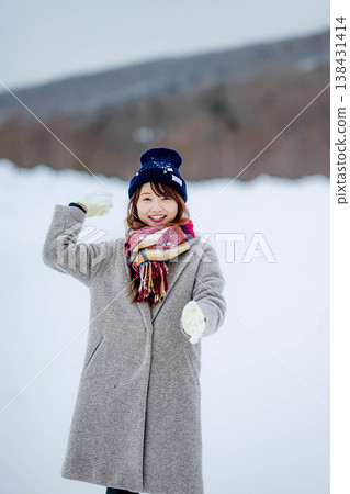 年輕女子在雪地裡玩耍 年輕女子在雪地裡玩耍 138431414
