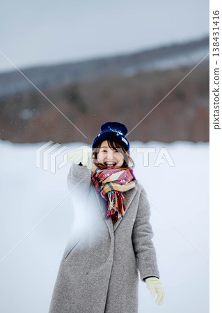 年輕女子在雪地裡玩耍 年輕女子在雪地裡玩耍 138431416