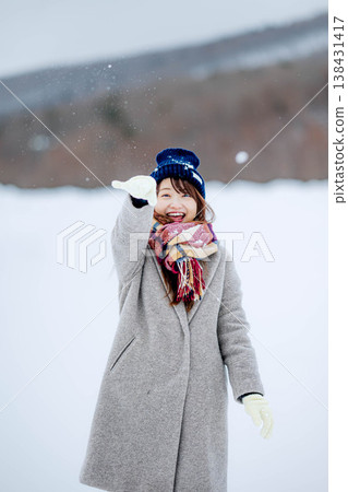 年輕女子在雪地裡玩耍 138431417