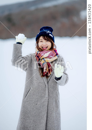 年輕女子在雪地裡玩耍 138431420