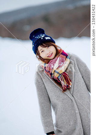 年輕女子在雪地裡玩耍 年輕女子在雪地裡玩耍 138431422
