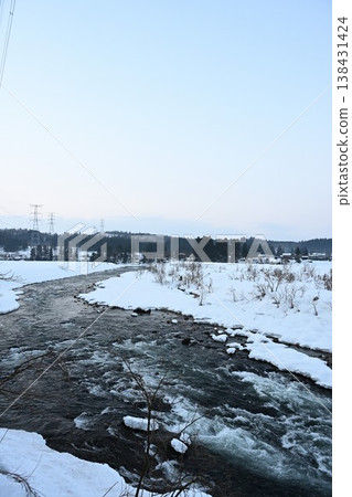 Igarashi River and snowscape on a winter morning (Sanjo City, Niigata Prefecture) Igarashi River and snowscape on a winter morning (Sanjo City, Niigata Prefecture) 138431424