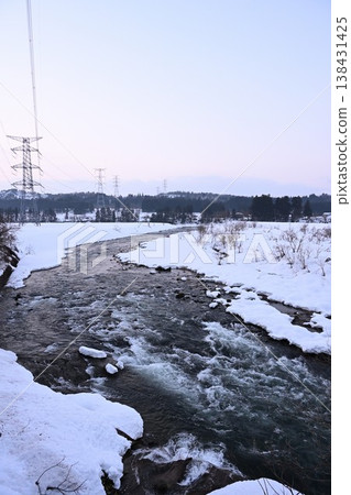 冬日清晨的五十嵐河與雪景(新潟縣三條市) 冬日清晨的五十嵐河與雪景(新潟縣三條市) 138431425