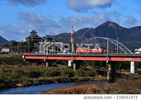 福知山城與車輛 福知山城與車輛 138431473