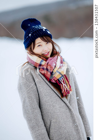 微笑的女人站在雪地上 微笑的女人站在雪地上 138431507