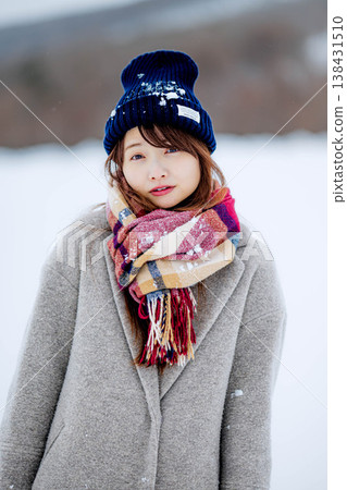 微笑的女人站在雪地上 微笑的女人站在雪地上 138431510