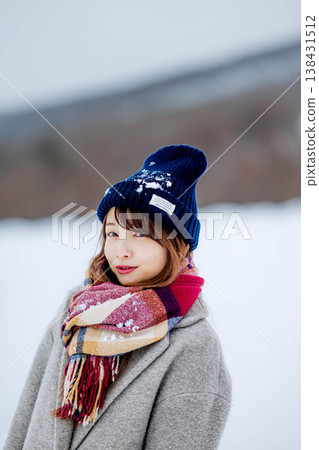 微笑的女人站在雪地上 微笑的女人站在雪地上 138431512