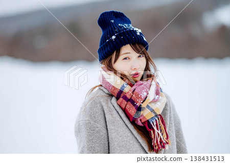 微笑的女人站在雪地上 微笑的女人站在雪地上 138431513